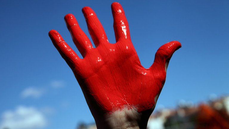 23 септември 2013 година. Боядисана в червено ръка на гръцки студент по време на протест пред Министерството на образованито в Атина.
Снимка: DPA/ Robert Geiss/ Робърт Гайс