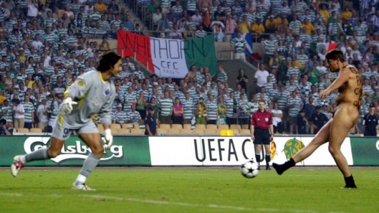 Марк Робъртс - бащата на стрийкърите, има над 90 нахлувания на големи спортни събития, обикновено в такова облекло... Тук бележи дузпа на Виктор Бая от Порто на финала за Купата на УЕФА със Селтик от 2003 г. в Севиля.