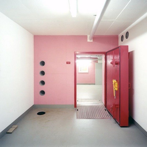 Обществен бункер в Цюрих, Швейцария. В алпийската страна всеки гражданин е длъжен по закон да има достъп до бомбоубежище. И кой е казал, че бункерите трябва задължително да бъдат боядисани в сиви и зелени цветове?