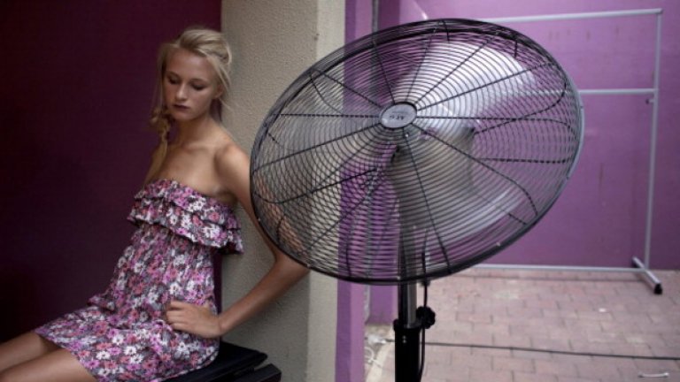 Комплексираната
Когато си желана от мъжете, не е защото вече не приличаш на Хъмти Дъмбди, а защото си красива. За жалост повечето такива момичета остават с тези дълбоки комплекси и винаги има някой идиот с едвам завършено образование, който работи като охрана или събирач на бързи кредити и се възползва от слабостите им.