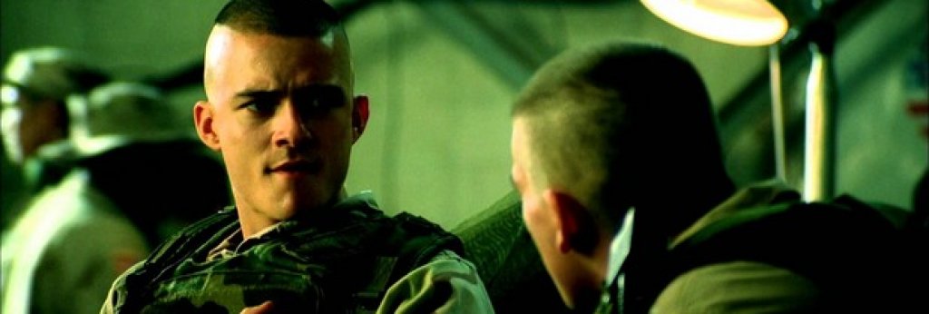3. Black Hawk Down
През 1993-а американски военни провеждат операция в раздираната от конфликт африканска държава Сомалия. Нещата обаче се объркват - два хеликоптера "Блек Хоук" са свалени от местните, а американските войници трябва да намерят начин да оцелеят в тази враждебна среда, докато бъдат спасени. Режисьорът Ридли Скот пресъздава тези събития в зрелищния си филм от 2001-а.