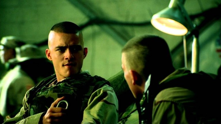 3. Black Hawk Down
През 1993-а американски военни провеждат операция в раздираната от конфликт африканска държава Сомалия. Нещата обаче се объркват - два хеликоптера "Блек Хоук" са свалени от местните, а американските войници трябва да намерят начин да оцелеят в тази враждебна среда, докато бъдат спасени. Режисьорът Ридли Скот пресъздава тези събития в зрелищния си филм от 2001-а.