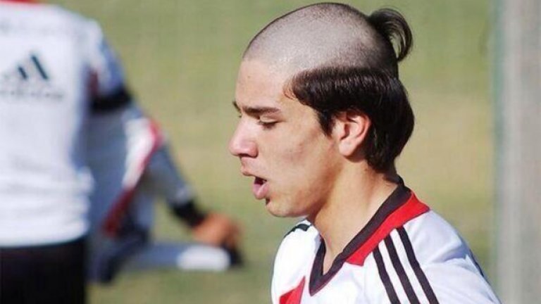 Синът на Диего Симеоне Джовани е една от големите млади надежди на Аржентина с една от най-лошите прически, които футболният свят е виждал