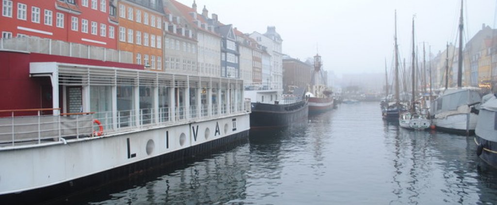 Копенхаген е известен с каналите си...