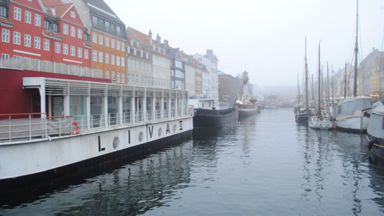 Копенхаген е известен с каналите си...