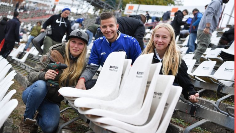 23 500 зрители, много от тях с винтоверти и инструменти, с които да си вземат нещо за спомен от съоръжението, видяха успеха с 2:1 на своите.