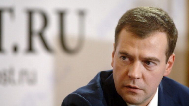 Руският премиер Дмитрий Медведев, който в момента е в Монголия, призова във Facebook международната общност да използва сила, за да се пребори с тероризма.