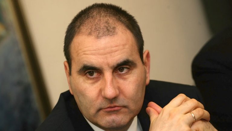 Така че заострете вниманието си, очите на четири, ушите на шест... а в краен случай страната ни има невероятен експертен потенциал в лицето на жената на Петко Сертов