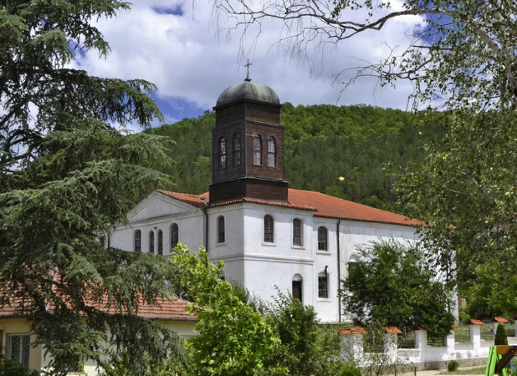 Близо до старото кметство се намира символът на село Кости  - църквата “Св. Св. Крил и Методий”. Храмът е построен в края на XIX век, а в него се съхраняват уникални старинни икони от периода XIV­XVII век.