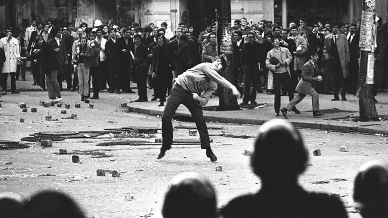 Червения май на 1968-а: Париж гореше, а спасението на хората беше Ролан Гарос