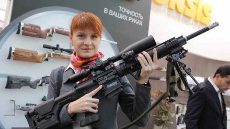 Случаят "Бутина" донякъде напомня за шпионския скандал от 2010 г., когато САЩ обвини 10 души като "спящи агенти" на руското разузнаване (сред разкритите лица беше и Анна Чапман).
Това, което различава двата казуса, е, че групата обвиняеми през 2010 г. отказаха да сътрудничат на американските служби - действие, което щеше да ги превърне в предатели в лицето на Москва и да усложни драматично живота им след неминуемата депортация в Русия.