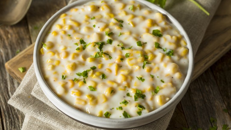 Кремообразна царевицаТова ястие е чудесна гарнитура към месо или пък едно по-необичайно предястие, а освен това се приготвя изключително лесно. В дълбок и широк тиган загрявате 80 грама масло и запържвате в него една ситно нарязана глава лук. След това прибавяте две консерви царевица и чаша вода и слагате капак, за да се задуши добре. 
После подправяте със сол, пипер и половин лъжичка захар (не я пропускайте, защото иначе ще се изгуби автентичният вкус на ястието) и изсипете 125 грама течна сметана. Можете да прибавите и малко настърган чедар. Гответе, докато сметаната се сгъсти, и сервирайте топло. Може да сервирате царевицата и като дип.