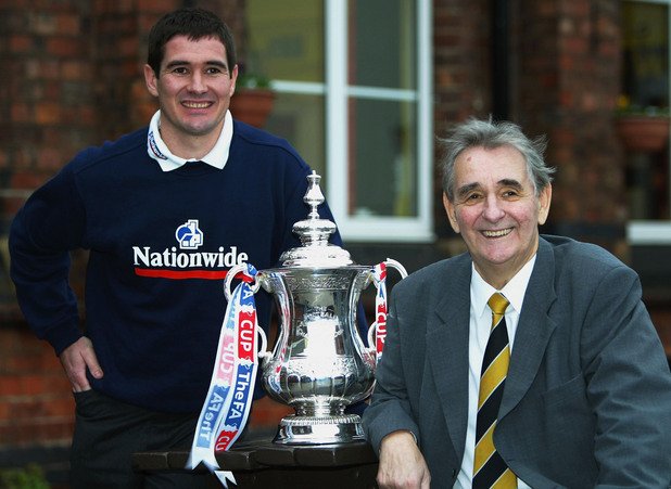Найджъл и Брайън Клъф с Купата на футболната асоциация през 2003 г.