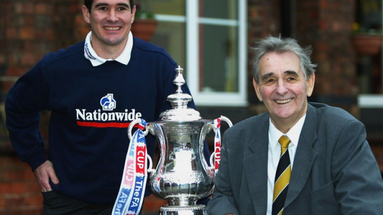 Найджъл и Брайън Клъф с Купата на футболната асоциация през 2003 г.