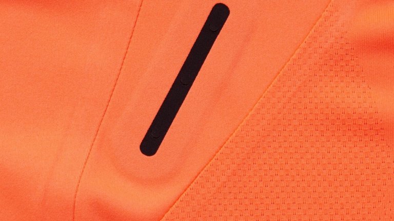 Детайл от новия трети екип.