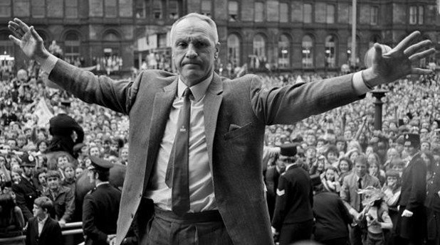 "Той правеше хората щастливи", пише на статуята на легендата пред стадион "Анфийлд". Град Ливърпул продължава и днес да черпи от заразното вдъхновение на великия шотландец.