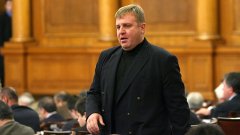 Бареков обяви, че Красимир Каракачанов го е призовавал да не гласува кабинета, лидерът на ВМРО отхвърли това като измислици