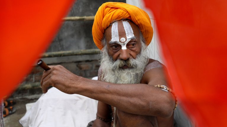 Цветна лудост: Свещеното ритуално къпане в река Ганг в кадри