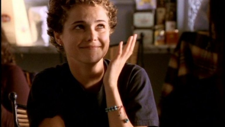 Фелисити (2001-2002)
Пътуване във времето? Никой не го очакваше, освен, може би, създателите на сериала. Фелисти беше драма за живота на една колежанка и нейните проблеми. Беше достатъчно лошо това, че къдриците й бяха отрязани във втори сезон. Това накара огромна група фенове да се откажат от сериала. Но сезон четири беше напълно различна история. Изведнъж Фелисити се оказа пътуваща във времето, за да се справи със старите и бъдещите си любовни връзки. Защо да не го направи като нормалните хора? А онова, което беше по-лошо, е, че тя дори не използва способностите си за пътуване във времето, за да направи нещо готино. И накрая се събра с гаджето, за което знаеше, че ще я мами.