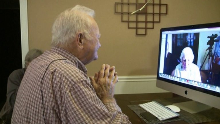 93-годишният ветеран от САЩ Норууд Томас се събра с младежката си любов Джойс Дорант (Морис) от Австралия, след като двамата се намериха по Skype