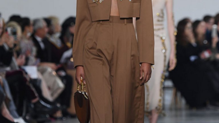 Удобен и подходящ цвят за дните, в които пролетното време проявява своите капризи. 
Модел на Шиапарели от колекцията висша мода пролет/лято 2020 г., представена този януари.