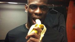 Балотели позира с банан, за да се присмее на хейтърите, които не спират да го обиждат на расистка основа.