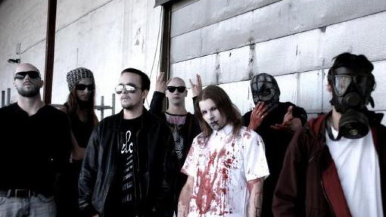 Suicidal black metal

Блек метълът така или иначе не е особено жизнерадостна музика, но си има и своето още по-депресиращо разклонение. Отчаянието, омразата и всякакви негативни емоции вдъхновяват самоубийствения блек метъл, а визуализациите включват екстремно насилие и болка. В музикален план, повечето банди използват дуум метъл стилистика, но темпата често са по-бързи, включват се комплексни инструментали, а вокалите са под формата на стържещи писъци и вопли. Целта е слушателят да потъне в хипнотично депресивно състояние. Сред suicidal black metal бандите, които заслужават внимание, са Xasthur, Silencer и Lifelover.