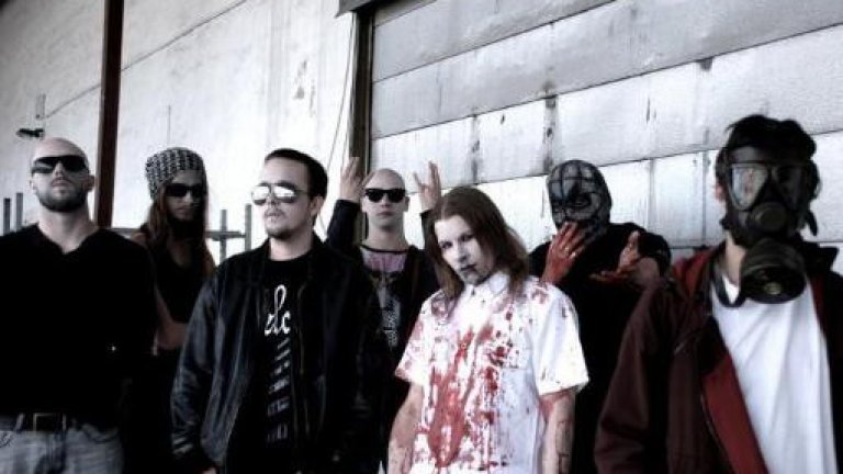 Suicidal black metal
Блек метълът така или иначе не е особено жизнерадостна музика, но си има и своето още по-депресиращо разклонение. Отчаянието, омразата и всякакви негативни емоции вдъхновяват самоубийствения блек метъл, а визуализациите включват екстремно насилие и болка. В музикален план, повечето банди използват дуум метъл стилистика, но темпата често са по-бързи, включват се комплексни инструментали, а вокалите са под формата на стържещи писъци и вопли. Целта е слушателят да потъне в хипнотично депресивно състояние. Сред suicidal black metal бандите, които заслужават внимание, са Xasthur, Silencer и Lifelover.