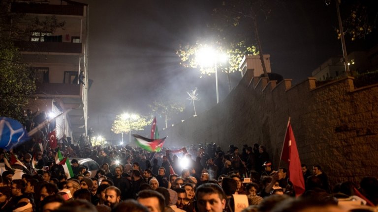 Протестиращите изразяват несъгласие с това Йерусалим да бъде признат за столица на Израел.