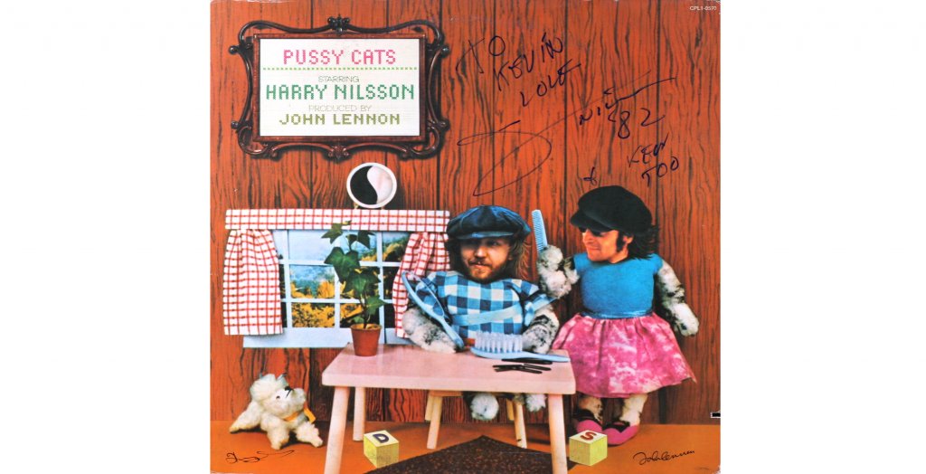 Harry Nilson - Pussy CatsГодина: 1974Албумът на Хари Нилсън, продуциран от Джон Ленън (в неговия Lost Weekend период), е също и жлъчен отговор към пресата, в която двамата непрекъснато присъстват заради пиянските си изцепки. Обложката попада в класацията ни заради една шега, която може би сте пропуснали. Виждате ли кубчетата на пода? Между тях има килим, английската дума за което е "rug". Сега добавете и двете букви от кубчетата, които ограждат килима.