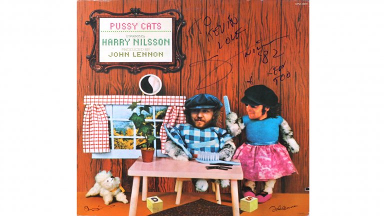 Harry Nilson - Pussy CatsГодина: 1974Албумът на Хари Нилсън, продуциран от Джон Ленън (в неговия Lost Weekend период), е също и жлъчен отговор към пресата, в която двамата непрекъснато присъстват заради пиянските си изцепки. Обложката попада в класацията ни заради една шега, която може би сте пропуснали. Виждате ли кубчетата на пода? Между тях има килим, английската дума за което е "rug". Сега добавете и двете букви от кубчетата, които ограждат килима.