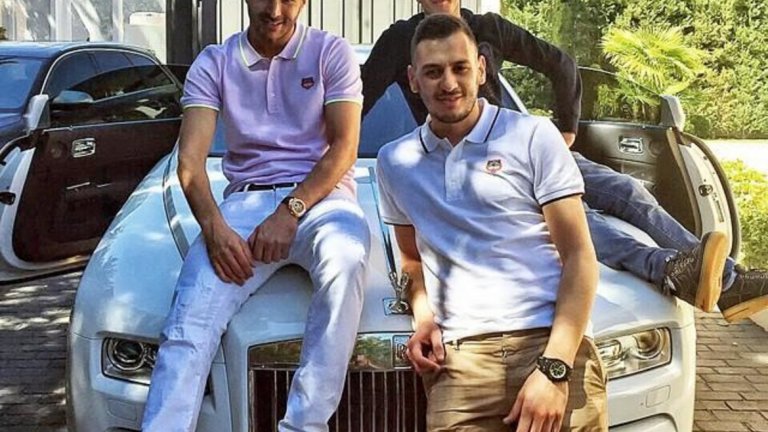 Белият аристократ струва 300 хиляди евро, но това не пречи да му седнеш на капака.