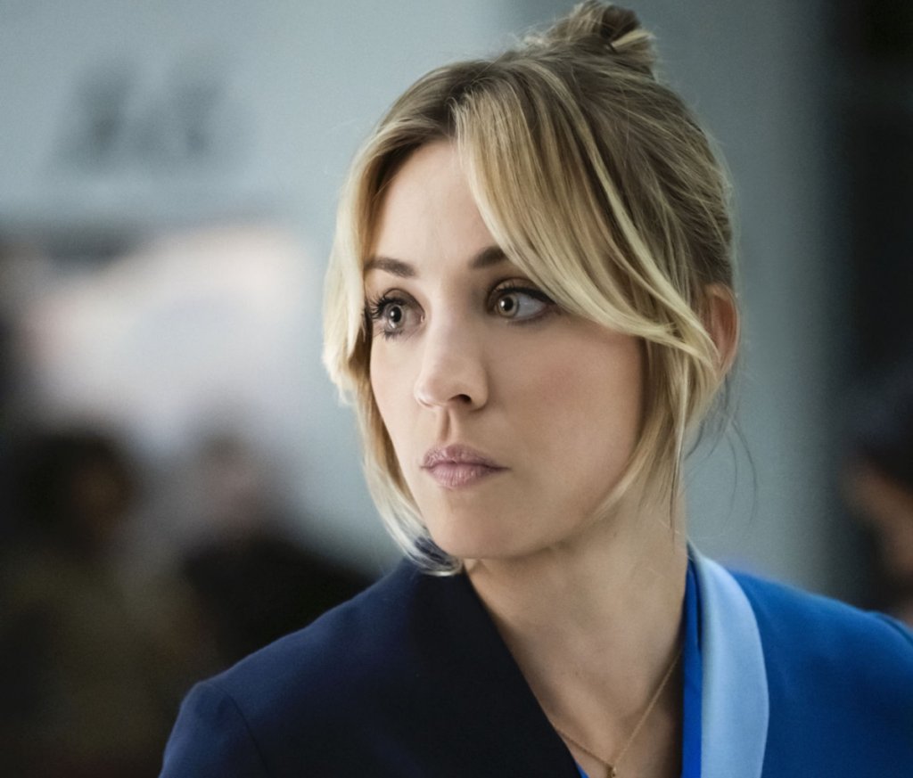 "Стюардесата" (The Flight Attendant)
Кога: 26 ноември
Къде: HBO
Познавате Кейли Куоко като Пени от "Теория на Големия взрив", но сега ще имате възможност да я видите в друга светлина. "Стюардесата" е трилър в пет епизода, в който Куоко играе Касандра Боудън - стюардеса, която се събужда в хотелската си стая в Банкок и намира до себе си... мъртво тяло. Опитва се да продължи деня си сякаш нищо не е станало и отлита за Ню Йорк, където я посрещат агенти на ФБР. Едно е ясно - мистериозната случка няма да остане в миналото ѝ. Любопитно ни е да видим Кейли в нещо различно от ролята на тъпа блондинка, а добрата новина е, че става дума за минисериал по книга, т.е. всичко ще стане ясно сравнително бързо, без да чакаме нови сезони.