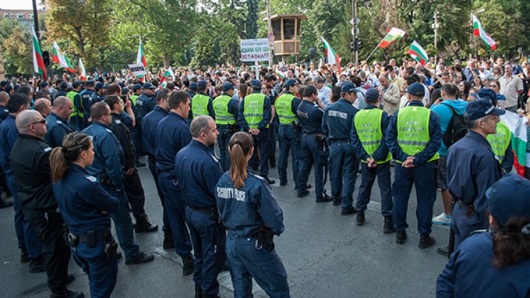 Огромен полицейски кордон заварди "Раковска"