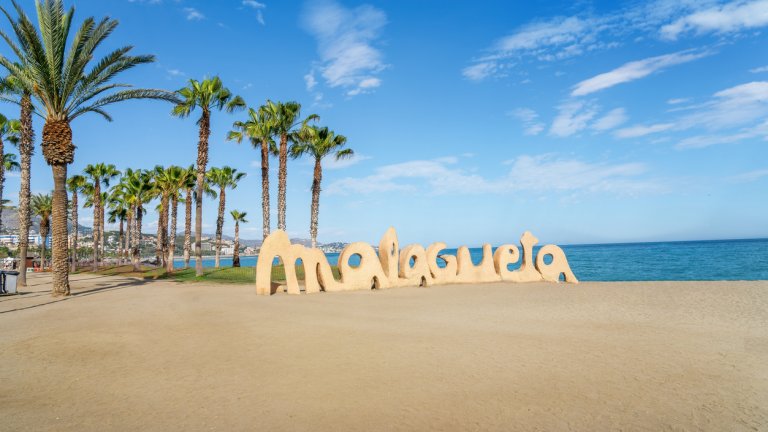 За някои туристи не е нужно да пътуват извън Малага - градът също има плаж.