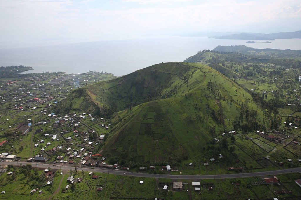Nord-Kivu,_RD_Congo_-_Vue_sur_un_cratère_aux_abords_de_la_ville_de_Goma._(22722760943)