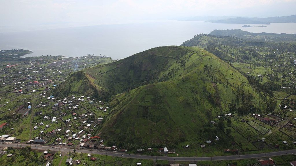 Nord-Kivu,_RD_Congo_-_Vue_sur_un_cratère_aux_abords_de_la_ville_de_Goma._(22722760943)