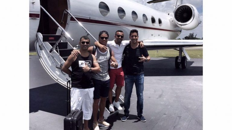 Кристиано с приятели на частния му самолет.