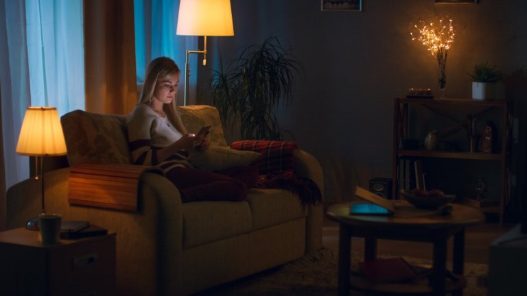 Променете осветлениетоНеслучайно има професии, които се занимават изцяло с физиката на светлината – всъщност как виждаме и усещаме едно пространство до голяма степен зависи от това как е осветено то. Затова помислете дали използвате правилно наличните в дома ви лампи – дали ако не преместите нощната от спалнята в хола ви, няма да си създадете повече уют? А може би въобще не се сещате да си пускате някоя? Всяка една малка промяна в това отношение може напълно да промени атмосферата, възползвайте се.