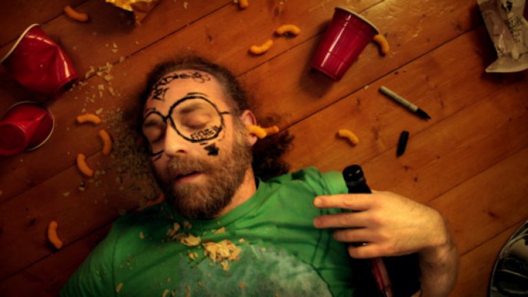 Теория 2: Да пием светли напитки, вместо тъмни
Това, всъщност, е вярно. Конгенерите - вещества, произведени по време на процеса на ферментация на алкохол - придават тъмния цвят на напитките. Но по-високите нива конгенери в едно питие може да увеличат тежестта на махмурлука. Едно изследване показва, че пиенето на уиски - което има 37 пъти повече конгенери от водката, кара хората да се чувстват по-зле на следващия ден.