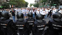 Феновете на Легия влязоха в сблъсъци с полицията преди началото на мача с Реал
