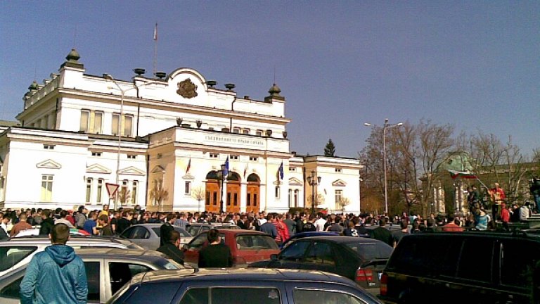 И днес протестиращите против цените на горивата в София обсадиха Народното събрание