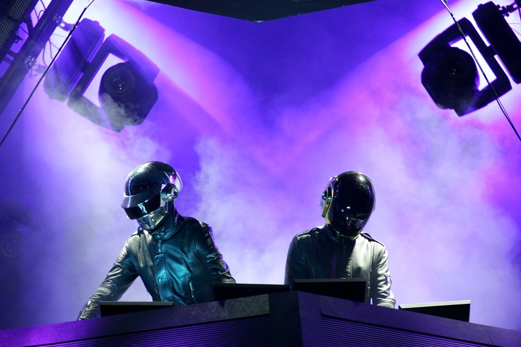 13. Daft Punk
Общ брой слушатели: 3 533 583
Дуото е известно с това, че никога не се появява публично без маските си на роботи, а най-известният им сингъл Harder, Better, Faster, Stronger е слушан над 8.5 милиона пъти в Last.fm.