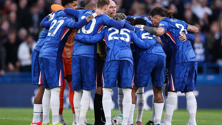 Челси се гушка около топката, Клоп ги "убиваше" с поглед