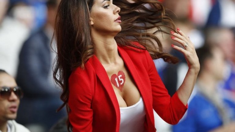 Съпругата на Джемайли обра погледите по време на мача между Франция и Швейцария