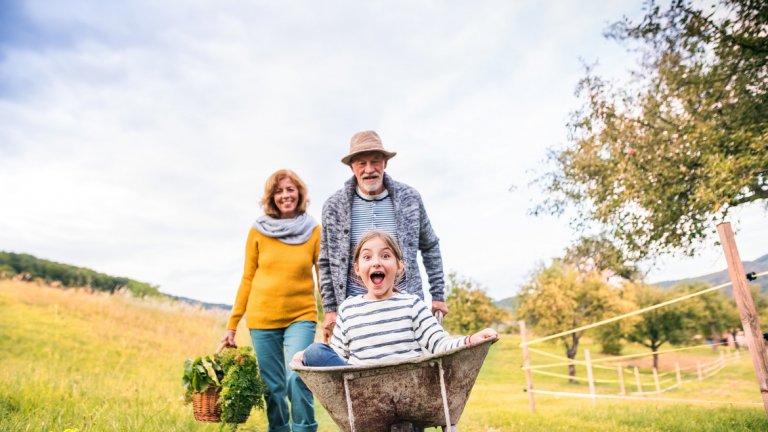 Твоите малки завръщания "у дома" са техните големи празници. Твоите истории са техните най-важни случки. Най-осезаемо ще го усетиш, когато един ден ти минеш на тяхното място. И ще си истински щастлив, ако още са около теб, за да можеш да им го кажеш. Да им благодариш за мекиците, разказите и албумите, за лютите чушлета, угояването и малката помощ, за която са те помолили. Не че не са могли да се справят и без теб, но с теб е било толкова по-хубаво.
И хайде сега, след като прочетеш този текст, вземи се обади на вашите.