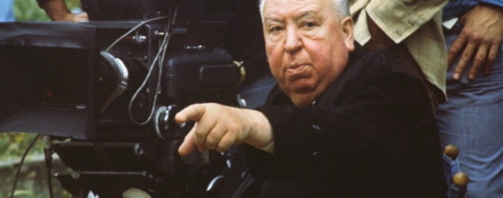 2. Алфред Хичкок
Обръщаме поглед назад към големите, които така и не получиха наградата. Хичкок е не само сред най-великите кинотворци на всички времена, но и сред режисьорите, въздействали на поколенията сред тях. Филмите му се изучават от студенти и в тях постоянно могат да бъдат открити нови и нови детайли. Колосалната му сянка върху киноиндустрията обаче не намира отражение в наградите на Академията. Хичкок е номиниран 5 пъти за "Оскар" за най-добър режисьор (сред които и номинация за работата му по "Прозорец към двора" и "Психо"), но той така и не получава наградата.
Популярни филми: "Психо", "Прозорец към двора" (Rear Window), "Шемет" (Vertigo), "Птиците", "Ребека"