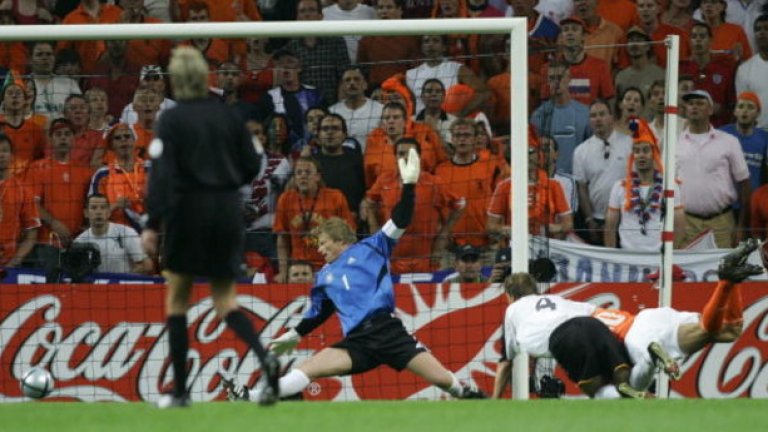 Рууд ван Нистелрой. Отново Евро 2004. Голове за 1:1 срещу Германия, 2:3 срещу Чехия и два за 3:0 над Латвия. Холандия отпадна на полуфинал след 1:2 от домакина Португалия.