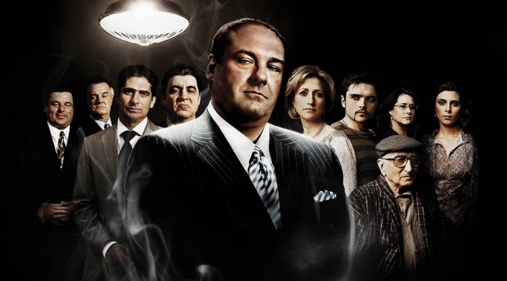 The Sopranos
Още един безспорен хит на HBO е "Семейство Сопрано" - шоуто, което показа на какво наистина е способен Джеймс Гандолфини като актьор. Сериалът проследява живота в специфичната общност на последното поколение италиански гангстери от края на 90-те и началото на новия век, като в центъра на историята е Тони Сопрано - сложен мъж, който трябва да ръководи криминален синдикат, но също така страда от тревожност и депресия. Тони се обръща за помощ към психиатъра д-р Дженифър Мелфи, чието желание да му помогне често е примесено с чувство на страх и несигурност, провокирани от опасния му начин на живот. Шоуто се фокусира върху трудния баланс между нормалния семеен живот на героите и тяхната неизбежна обвързаност с тъмните страни на подземния свят, а тези 21 награди "Еми" и 5 награди "Златен глобус" не са спечелени случайно.