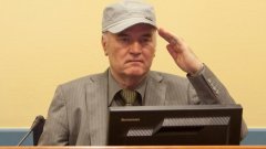 Командващият на операцията в Сребреница беше генерал Ратко Младич, който беше арестуван миналата година и предаден на трибунала в Хага